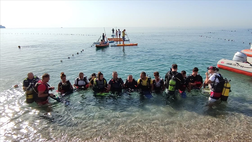 Antalyada dünyaca ünlü Konyaaltı Sahilinde kıyı ve deniz dibi temizliği yapıldı