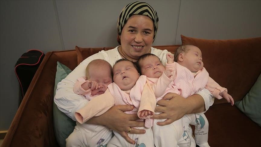 سيدة تركية تحتفي بتوائمها الأربعة بعد 57 يوما من الولادة