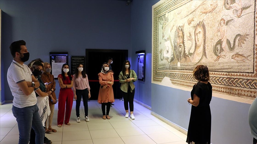 Zeugma Mozaik Müzesinin gönüllü gençlerine tarihi ortamda müzecilik deneyimi
