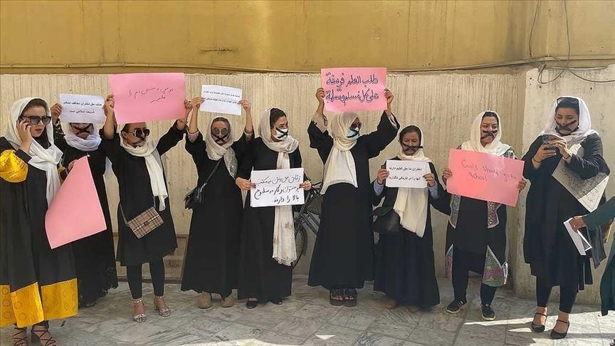 Jinên Efxan ji bo mafê xwe yê perwerdeyê "protestoya bêdeng" li dar xist