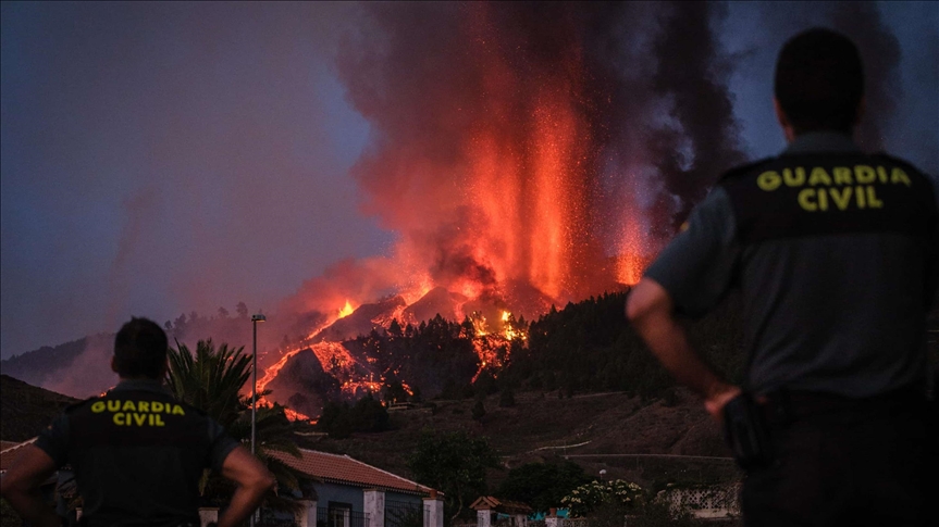 Cumbre Vieja arrasa casas y cultivos en primera erupción de un volcán en España en cinco décadas 