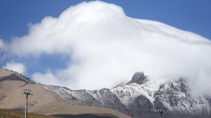 İç Anadolu'nun en yüksek dağı Erciyes'e kar yağdı