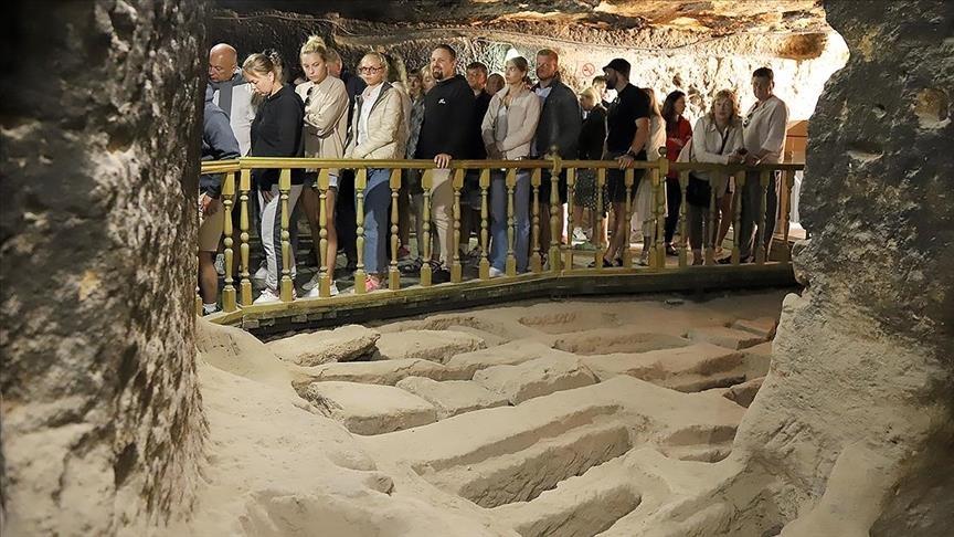 Qyteti nëntokësor në Turqinë qendrore magjeps vizitorët me varret e lashta