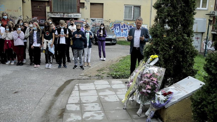 Granate prekinule dječije snove: Obilježena 29. godišnjica masakra na Trgu ZAVNOBiH-a