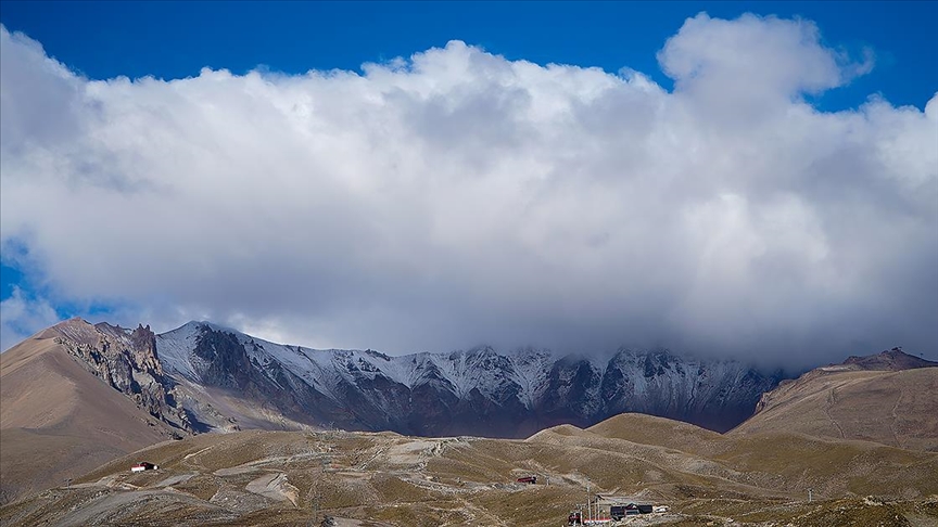 İç Anadolunun en yüksek dağı Erciyese kar yağdı