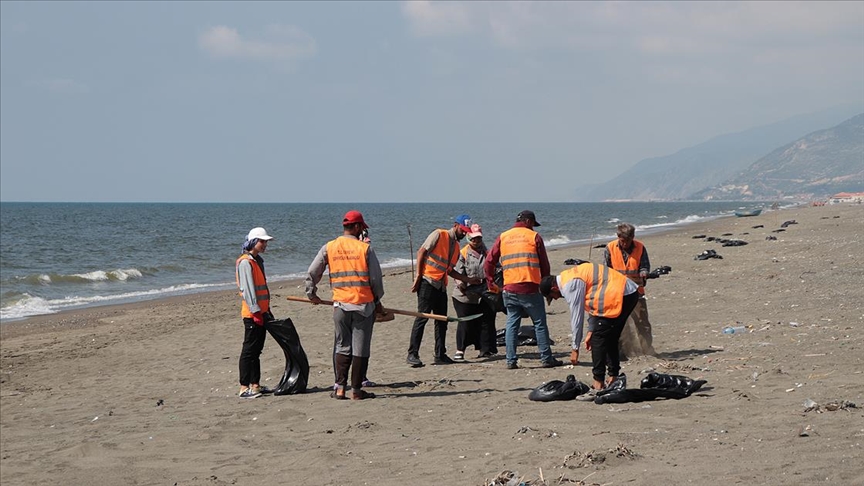 Hatay sahillerinde Suriye kaynaklı petrol sızıntısının temizlik çalışmaları sürüyor