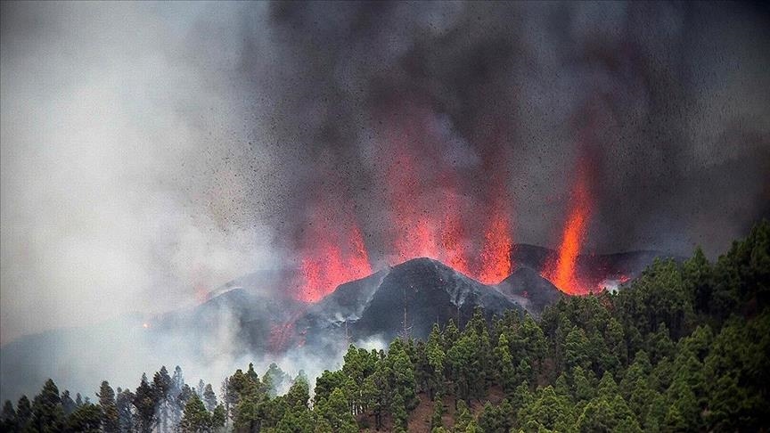 Вулкан еруптираше на шпанскиот остров Ла Палма за прв пат во последните пет децении