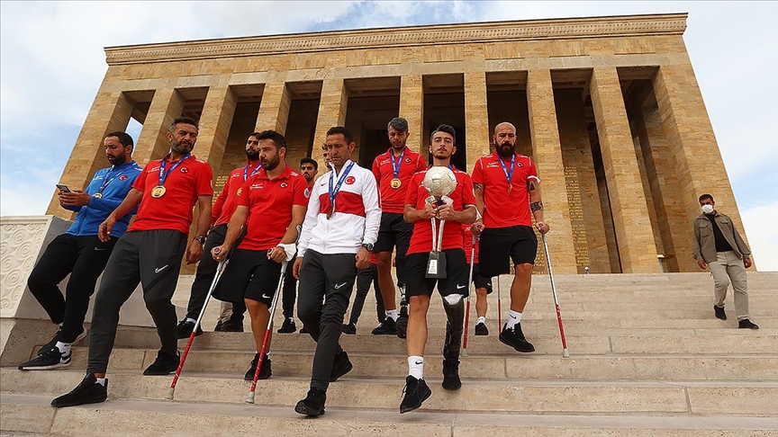Avrupa Şampiyonu Ampute Futbol Milli Takımı, Anıtkabiri ziyaret etti
