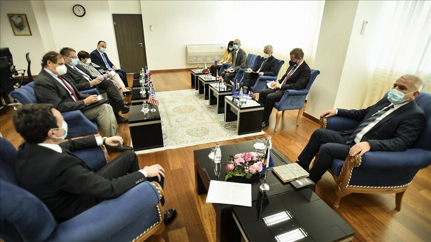 Kosovo: Srbi i dalje blokiraju puteve ka prelazima na severu, Kurti razgovarao sa ambasadorima Kvinte