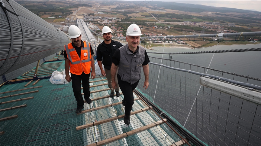 Глава Минтранса Турции пересек Дарданеллы через подвесной мост
