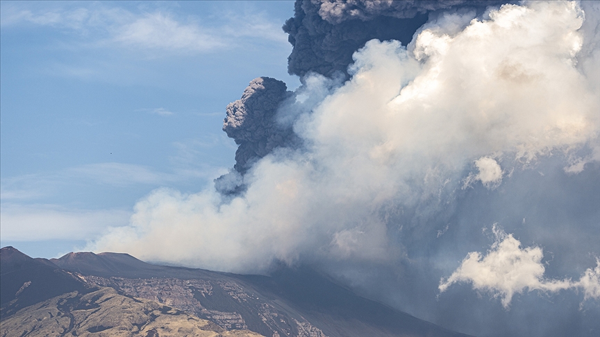 İtalyada Etna Yanardağı yeniden kül ve lav püskürttü