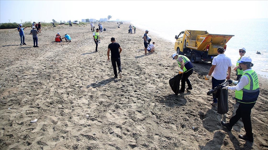 Mersin ve Hatay sahillerinde Suriye kaynaklı petrol sızıntısının temizlik çalışmaları sürüyor