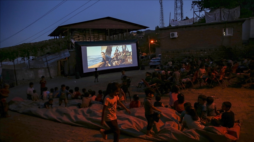 Diyarbakırda çocuklar için köy meydanında açık hava sineması