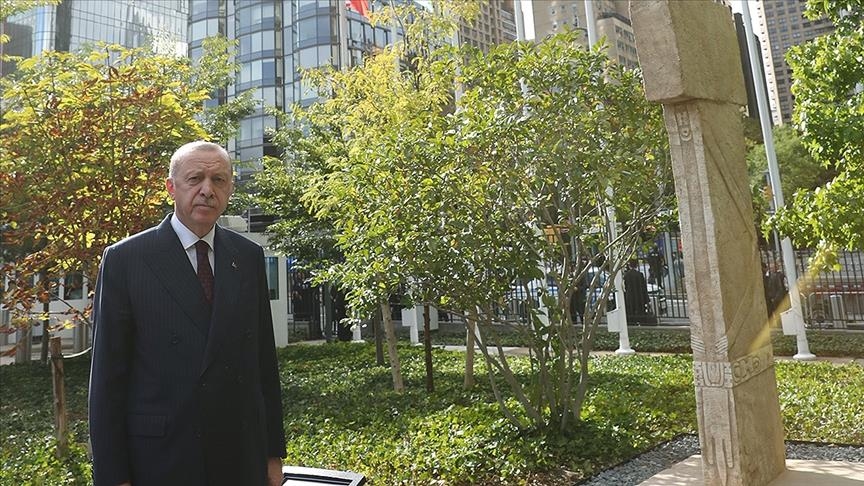 Erdogan der barê kevirê çik ê Girê Mirazan ya li baxçeyê NYyê tê pêşandan peyamek weşand
