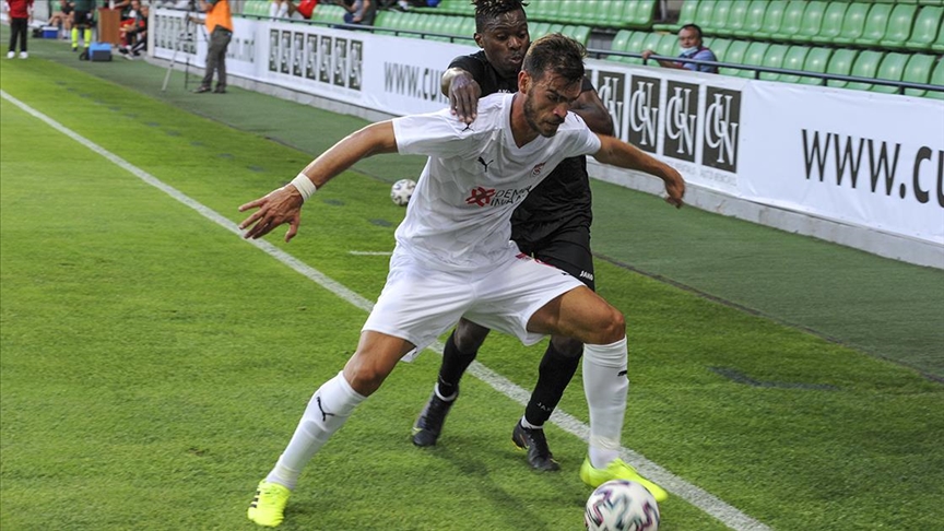 Sivassporda savunma oyuncusu Goutas forvetleri geride bıraktı