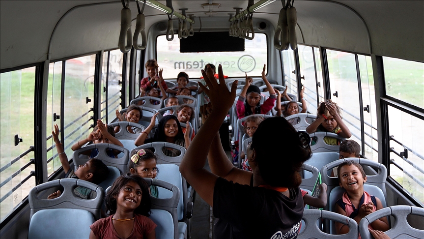 Indi, fëmijët e varfër ndjekin mësimet në autobusë