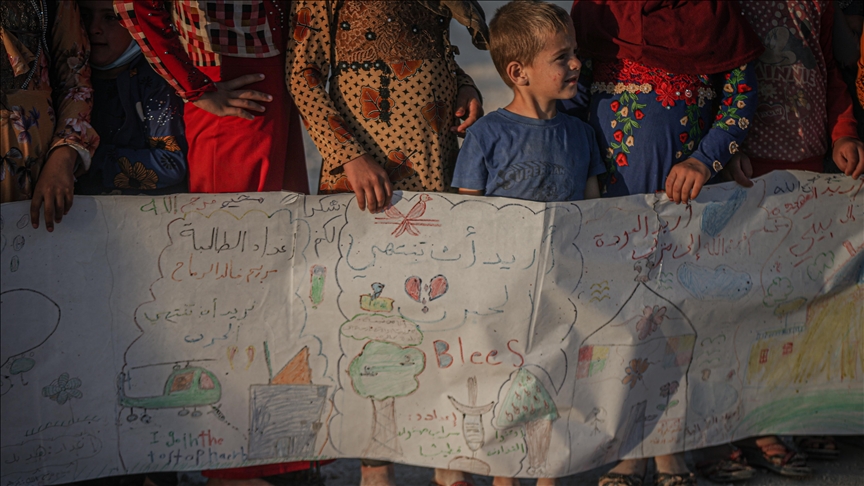 İdlibde kamplardaki çocuklar, sıcak yuva özlemlerini 75 metrelik mesajla aktardı