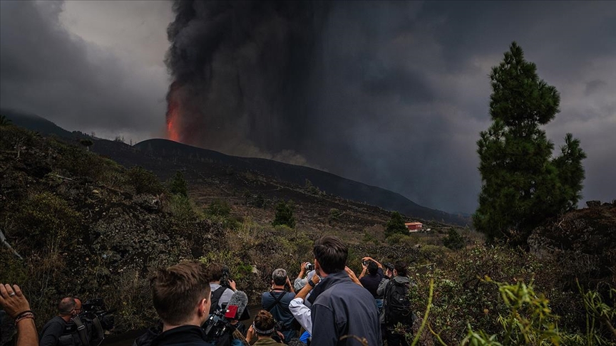 Kanarya Adalarında yüzlerce evi lav altında bırakan yanardağdaki şiddetli patlamalar sürüyor