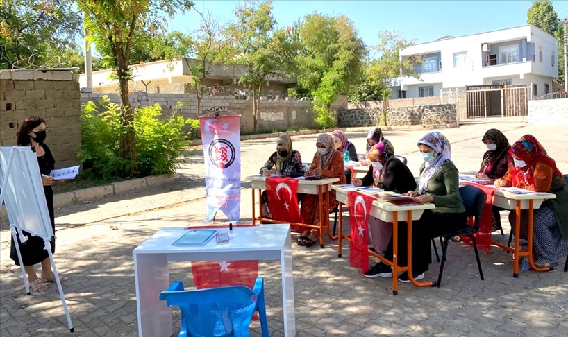 Diyarbakırda kadınlara açık havada okuma yazma eğitimi veriliyor