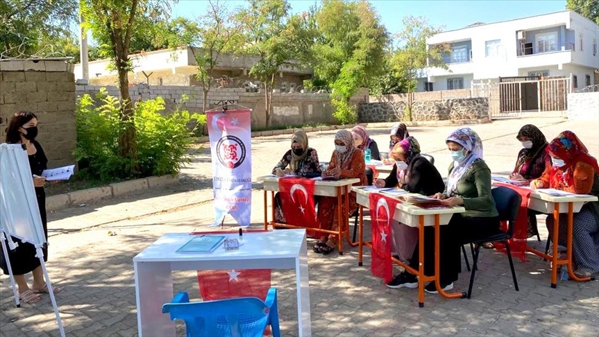 Diyarbakır'da kadınlara açık havada okuma yazma eğitimi veriliyor