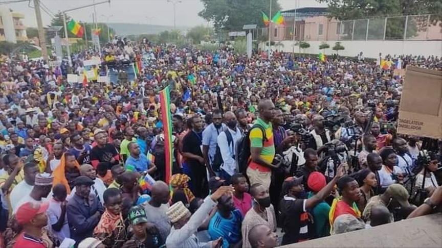 Mali : des milliers de personnes manifestent à Bamako contre la présence française