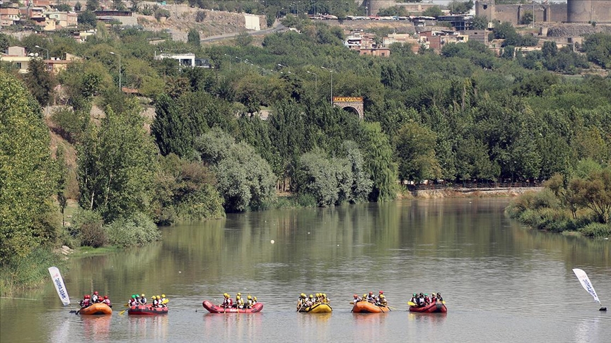 Diyarbakırda Dicle Nehrinde rafting heyecanı