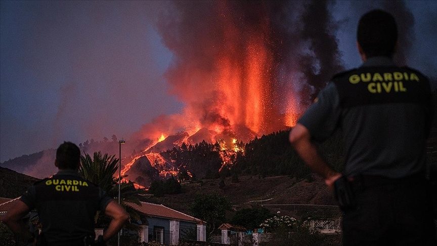 La Palma adasında yanardağdan çıkan lavlar 5 günde 400 evi kül etti