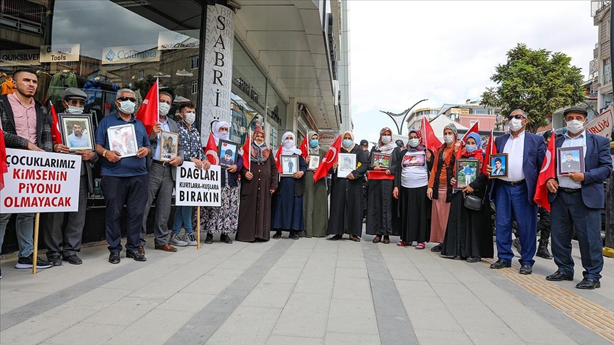 Vanlı aileler çocuklarına kavuşmak için HDP önünde eylemlerini sürdürdü