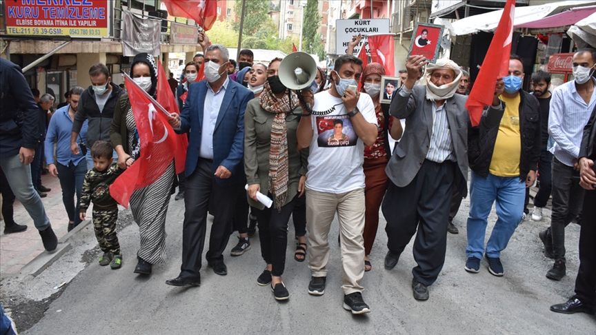 Hakkari'de çocukları dağa kaçırılan aileler HDP İl Başkanlığı önünde eylem yaptı