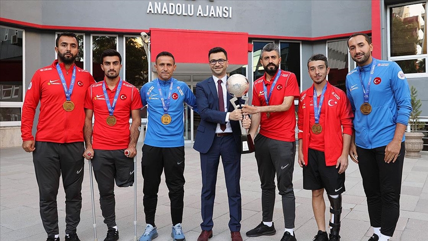 Ampute Futbol Milli Takımı, şampiyonluk kupasıyla AAyı ziyaret etti