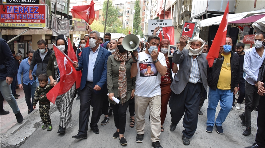 Li Hekariyê malbatên zarokên wan revandine serê çiyê li pêş avahiya HDPyê çalakî kirin