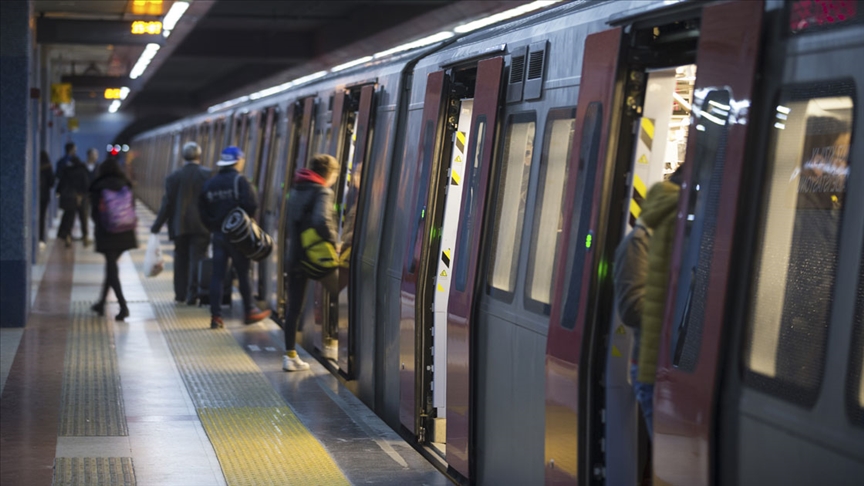 Başkentte metro ve otobüslerin son sefer saatleri ileri alındı