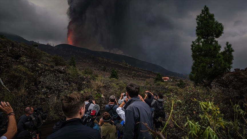 La Palma Adasında yanardağdaki patlamaların şiddeti arttı, uçuşlar durduruldu