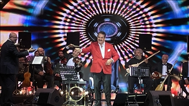 Ibrahim Tatlises mban koncert pas 12 vitesh larg skenës