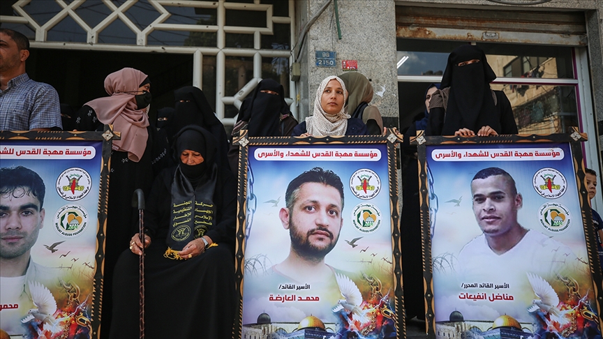 غزة.. وقفة دعما للأسرى ورفضا للتنكيل الإسرائيلي بهم