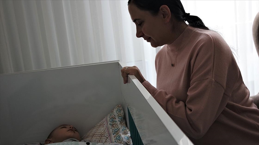 Kovid-19u yoğun bakımdaki tedaviyle atlatan hamile kadından aşı çağrısı