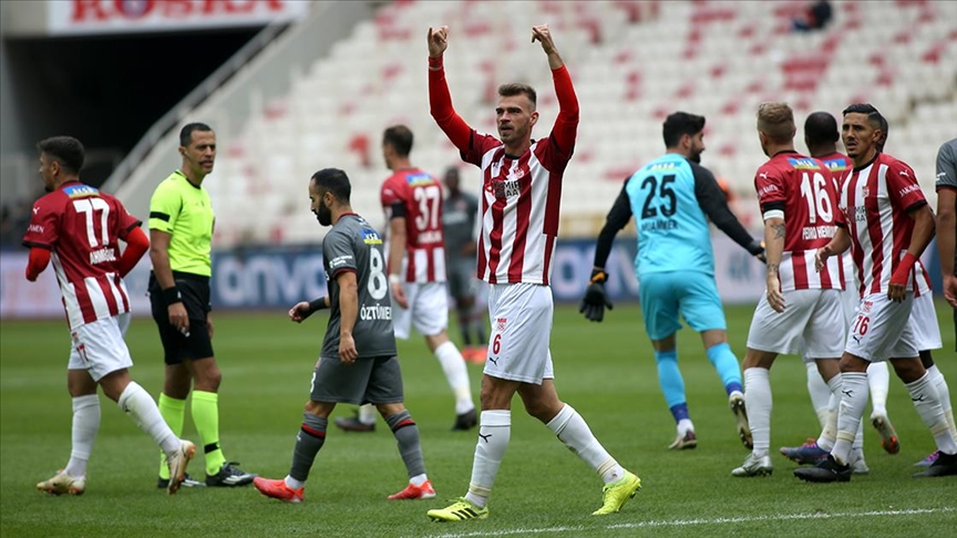 Demir Grup Sivasspor, VavaCars Fatih Karagümrükü 4-0 mağlup etti
