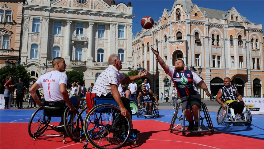 Nedelja sporta u Novom Sadu obeležena revijalnim mečom košarke u kolicima