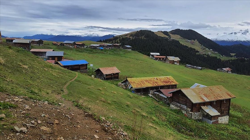 Rize'de yaylacılar, karın ardından köylere dönüş hazırlığına başlarken Meteoroloji 'sarı' uyarı verdi