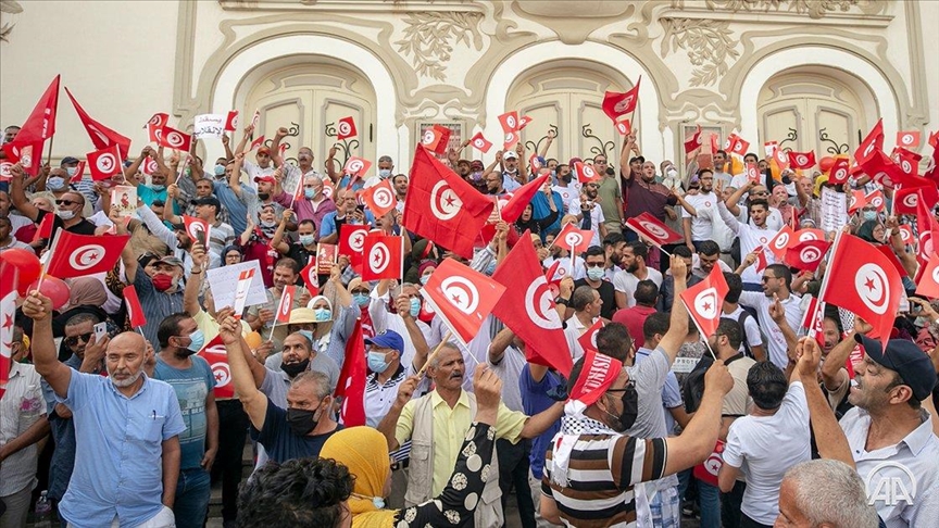 Tunisie : Manifestation contre les mesures d'exception décidées par le président du pays