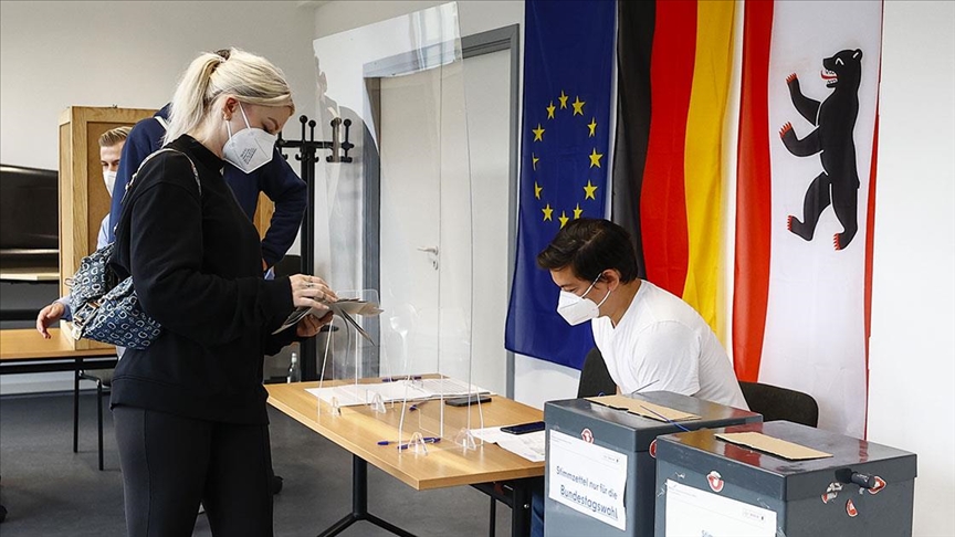 Almanya’da ilk sandık çıkış anketine göre Hristiyan Birlik partileri ile Sosyal Demokrat Parti yüzde 25er oy aldı