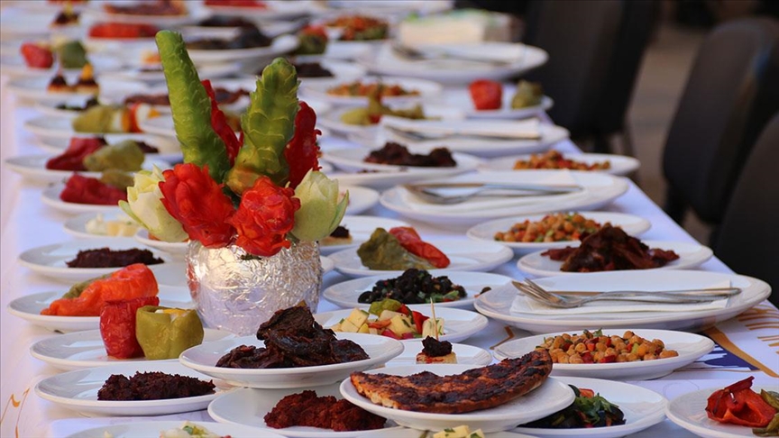 Şanlıurfa'da biberden yapılan 40 çeşit kahvaltılık tanıtıldı