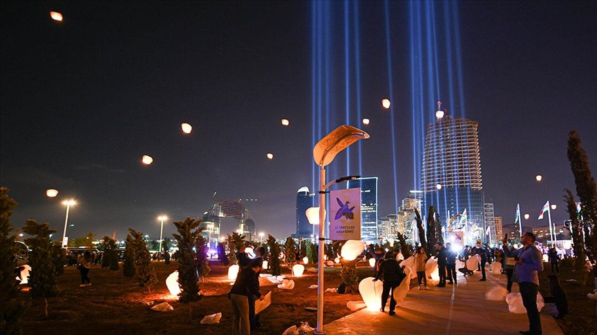 Dan sjećanja: Poznate zgrade u Bakuu osvijetljene zastavama Azerbejdžana