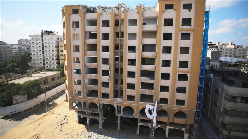 دمرته إسرائيل.. عدسة الأناضول ترصد إزالة "برج الجوهرة" بغزة