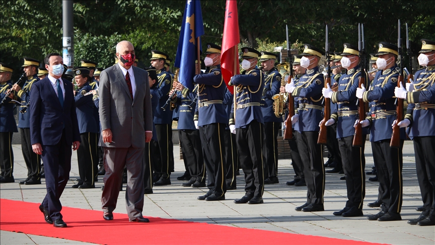 Kryeministri i Shqipërisë Edi Rama mbërrin në Kosovë, pritet me ceremoni shtetërore