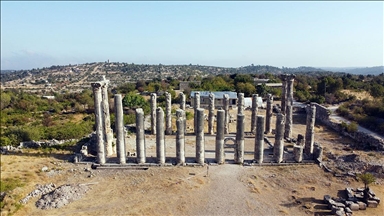 Archeologists continue work to unearth Uzuncaburc ancient city in S.Turkey