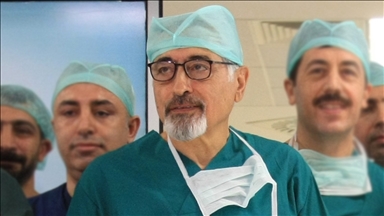 ABD'den dönen ünlü cerrah Prof. Dr. Emre, Ege Üniversitesi kadrosuna katıldı