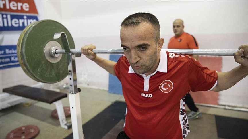 Görme engelli hamal Mehmet Emin, başladığı halterle dünyasını aydınlattı