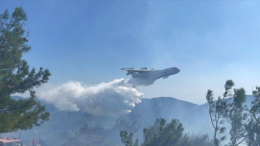 İzmir'de ormanlık alanda çıkan yangın kontrol altına alında