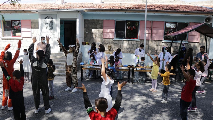 Meslek liseliler öğrendiklerini köy okullarında pratiğe döküyor